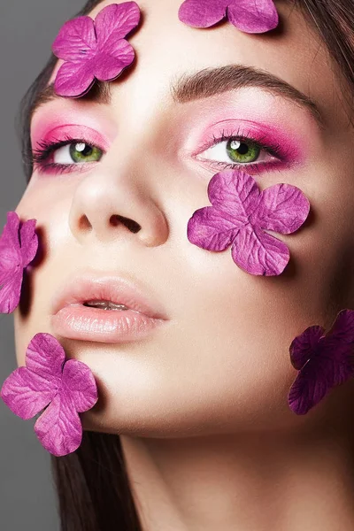 Rostro Hermosa Chica Con Flores Púrpuras Belleza Colorido Maquillaje Mujer —  Fotos de Stock