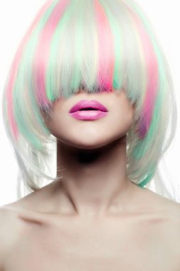 Rainbow gizli genç kadın. renkli saç kız. Güzellik moda renkli boyalı saç modeliyle. Hairsytle genç seksi kadın Bob peruk