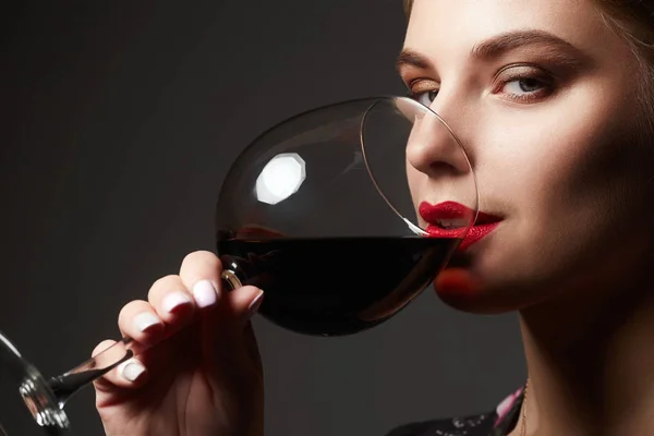 Mulher Feliz Bonita Bebendo Vinho Beleza Lábios Vermelhos Make Menina — Fotografia de Stock