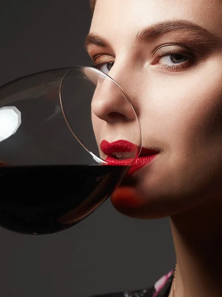 Mooie Gelukkige Vrouw Drinken Van Wijn Schoonheid Rode Lippen Make — Stockfoto