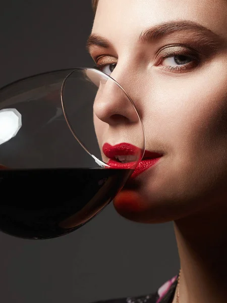 Bella Donna Felice Che Beve Vino Bellezza Labbra Rosse Make — Foto Stock