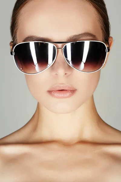 Hermosa Mujer Joven Gafas Sol Chica Moda Primer Plano Retrato — Foto de Stock