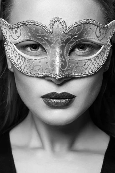 マスクに美しい若い女性 カーニバル マスクの美少女 仮面舞踏会 — ストック写真