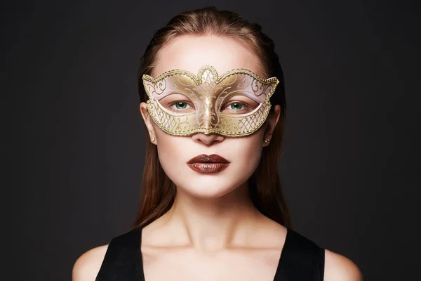 Hermosa Mujer Máscara Oro Chica Modelo Belleza Máscara — Foto de Stock