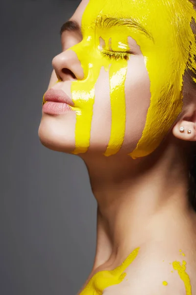 Jonge Vrouw Gele Verf Vloeibare Verf Stroomt Een Mooi Gezicht — Stockfoto