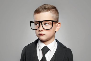 Akıllı çocuk gözlük. küçük çocuk resmi takım elbise ve gözlük. komik çocuk