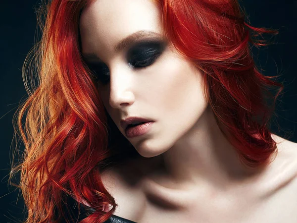 Sexy Piękna Młoda Kobieta Portret Skórzany Płaszcz Czerwone Włosy Dziewczyny — Zdjęcie stockowe