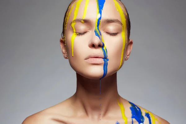 Jonge Vrouw Geel Blauwe Verf Vloeibare Verf Stroomt Een Mooi — Stockfoto