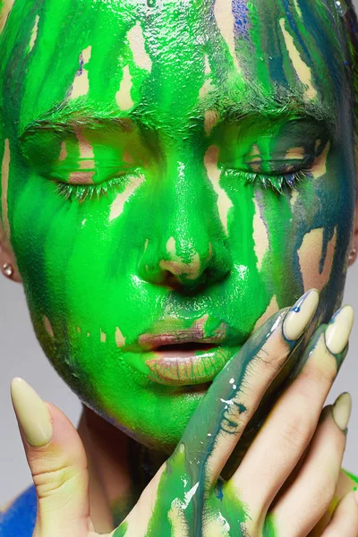 緑色のペンキで 若い女性 美しい顔と体を流れる液体の塗料 ペイントで少女の肖像画をクローズ アップ カラー — ストック写真
