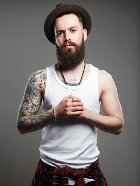 Sakallı yakışıklı şapkalı. Acımasız hipster çocuk dövme ile