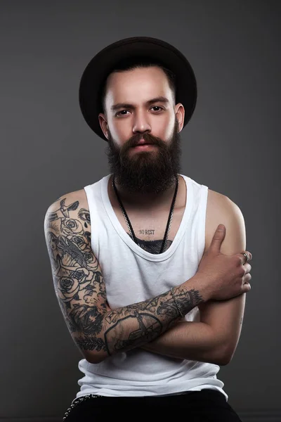 Guapo Hombre Barbudo Tatuado Con Sombrero Brutal Chico Hipster Con —  Fotos de Stock