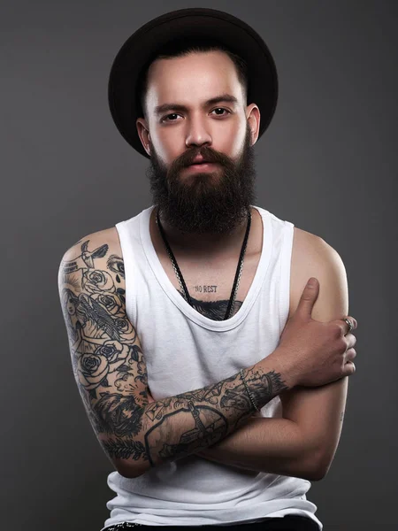 Guapo Hombre Barbudo Tatuado Con Sombrero Brutal Chico Hipster Con —  Fotos de Stock