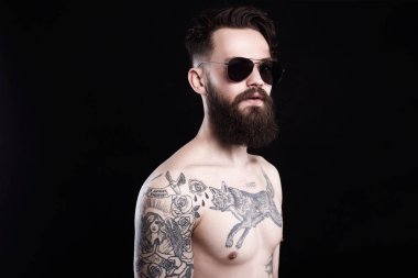 Güneş gözlüğü, çıplak tattoed genç erkek vücut yakışıklı sakallı adam. Acımasız hipster çocuk dövme ile