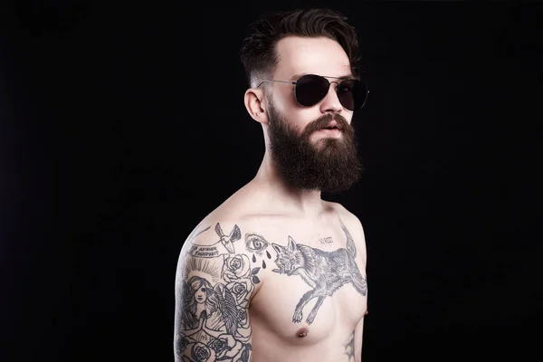 Przystojny Brodaty Mężczyzna Okulary Tattoed Nagie Młode Męskiego Ciała Hipster — Zdjęcie stockowe