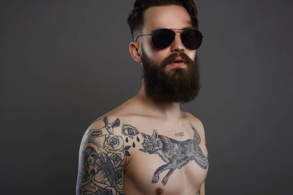 Handsome Bearded Man Sunglasses Naked Tattoed Young Male Body Brutal — Stock Photo, Image