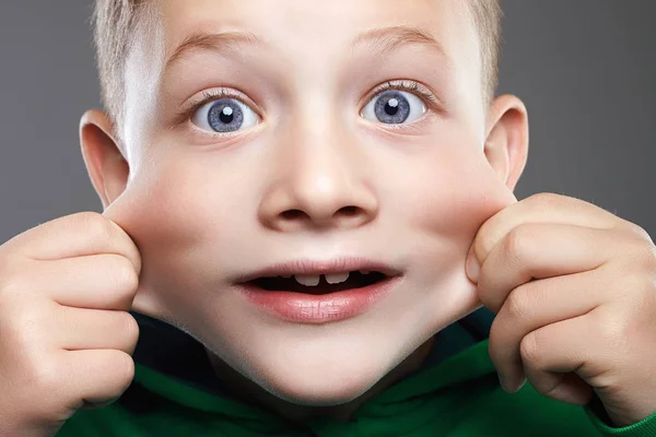 Funny Boy Huva Stilig Funny Kid Rolig Grimas Känslor Barn — Stockfoto