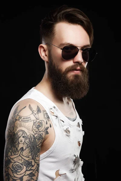 Knappe Man Zonnebril Bebaarde Hipster Vintage Gescheurde Vuil Hemd Jongen — Stockfoto