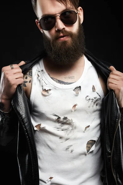 Stylowy Mężczyzna Tatuaż Okulary Przeciwsłoneczne Broda Hipster Modne Mężczyzna Brutalnie — Zdjęcie stockowe