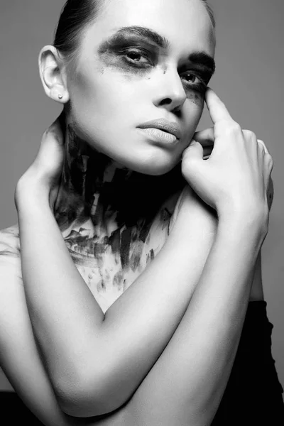 Zwart Wit Portret Van Mooie Jonge Vrouw Met Vuile Verf — Stockfoto