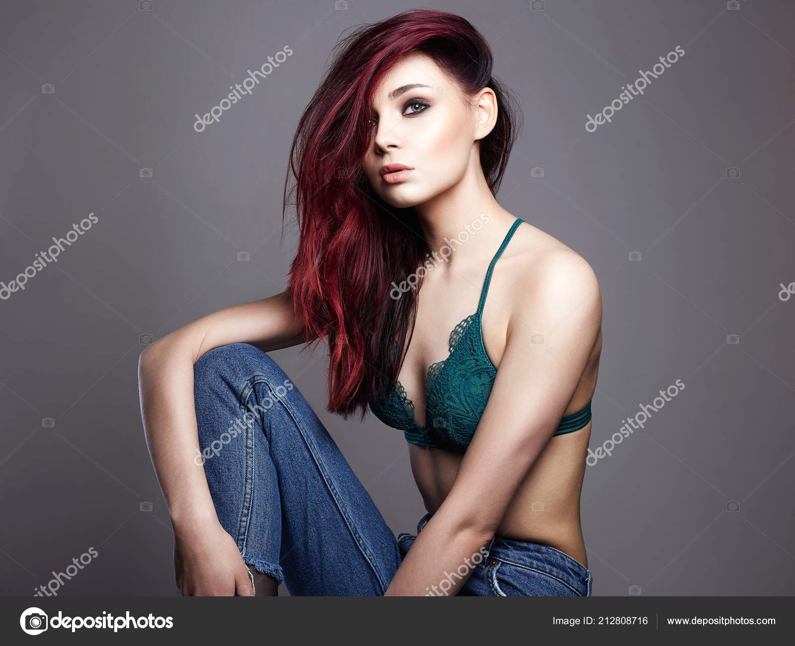 Mujer Joven Con Pelo Color Hermosa Modelo Sexy Chica Jeans