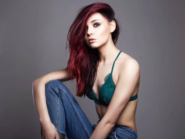 Junge Frau Mit Farbigen Haaren Schöne Sexy Model Mädchen Jeans — Stockfoto