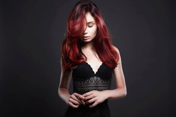 ランジェリーの美しい少女 健康的な色の髪 下着姿でセクシーな若い女性 — ストック写真