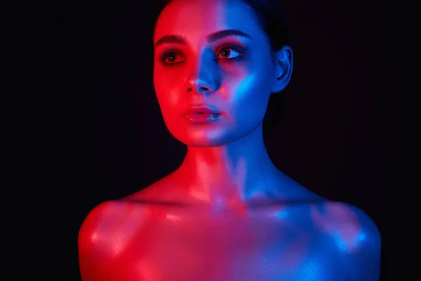 Mujer Arco Iris Belleza Hermosa Chica Rojo Azul Luces Brillantes —  Fotos de Stock