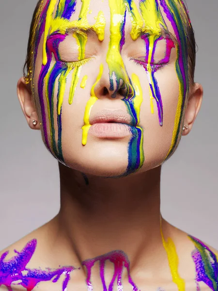 Chica Pintura Multicolor Pintura Líquida Que Fluye Sobre Una Hermosa —  Fotos de Stock