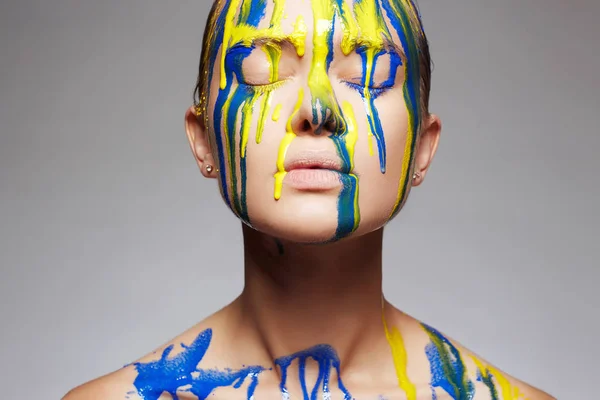 Retrato Color Girl Paint Pintura Líquida Que Fluye Sobre Una —  Fotos de Stock