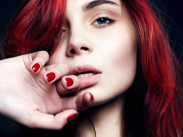 Beauty Girl Close Retrato Cabelo Vermelho Bela Jovem Mulher — Fotografia de Stock