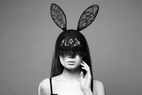 性感漂亮的女孩在蕾丝面具 化装的年轻女子在滑稽的兔子耳朵面具 万圣节 — 图库照片