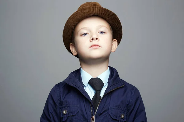 时髦的小男孩在帽子 时尚儿童肖像 优雅的孩子在领带 商业孩子 — 图库照片