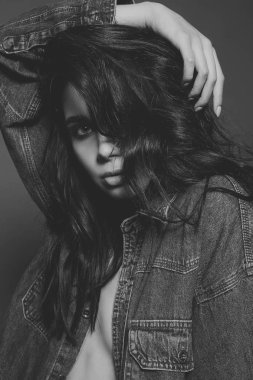Siyah beyaz portre. Genç esmer kadın kot pantolon. Moda güzel seksi kız