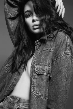 Siyah beyaz portre. Genç esmer kadın kot pantolon. Moda güzel seksi kız