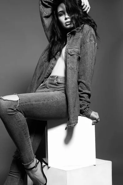 Retrato Blanco Negro Joven Morena Jeans Moda Hermosa Sexy Chica — Foto de Stock