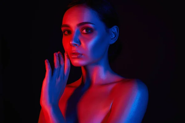 官能的な女性のカラフルな肖像画 赤と青の明るいライトで美しい少女 — ストック写真