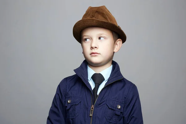 Pequeno Rapaz Moda Chapéu Retrato Criança Moda Garoto Elegante Gravata — Fotografia de Stock