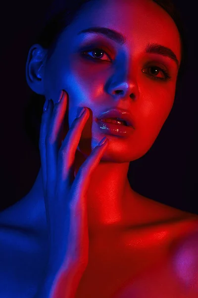 Mulher Sensual Retrato Colorido Menina Bonita Vermelho Azul Luzes Brilhantes — Fotografia de Stock