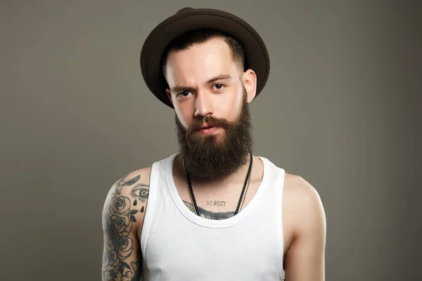 Knappe Bebaarde Man Hat Mode Jood Jongen Met Tattoo — Stockfoto