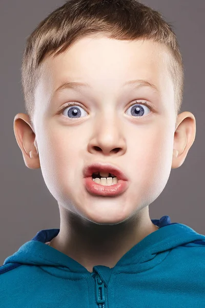 Roliga Barn Stilig Liten Pojke Njut Grimas Känslor Kid — Stockfoto