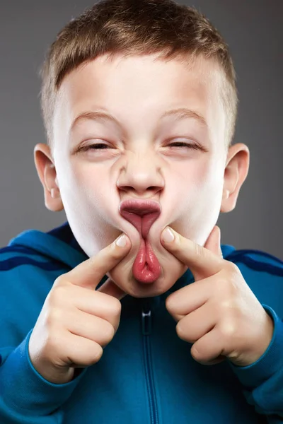 Chico Gracioso Niño Guapo Disfrutar Mueca Cara Niño — Foto de Stock