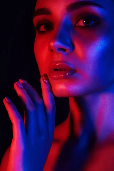 官能的な女性のカラフルな肖像画 赤と青の明るいライトで美しい少女 — ストック写真