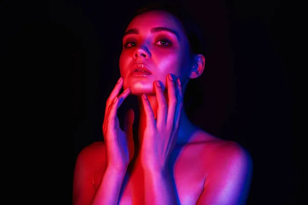 Sensual Jovem Mulher Retrato Colorido Menina Bonita Vermelho Azul Luzes — Fotografia de Stock