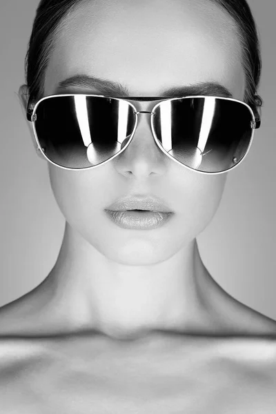 Hermosa Mujer Joven Gafas Sol Chica Moda Primer Plano Retrato — Foto de Stock