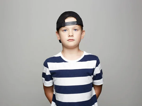 小さな男の子 ファッション子供 キャップでハンサムな子供 — ストック写真