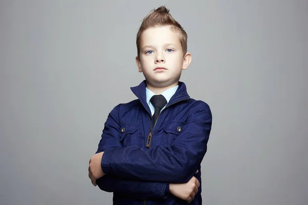 时髦的蓝眼睛男孩 时尚发型儿童肖像 领带优雅的孩子 — 图库照片