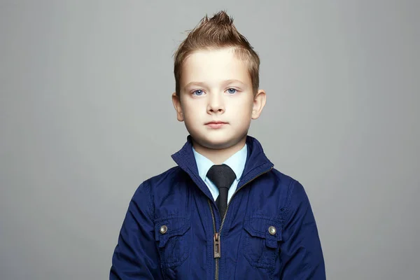 おしゃれな青い目をした少年 ファッション髪型子供のポートレート ネクタイでエレガントな子供 — ストック写真