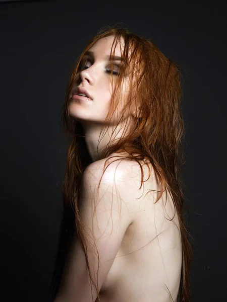 しょうがの女性 濡れた髪で裸の美しい少女 官能的なヌード — ストック写真
