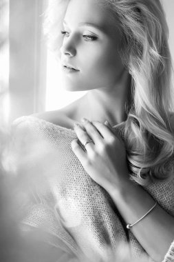 şehvetli kış güzel genç sarışın bir kadın. ev yaşam kız vitrinlere bakıyor