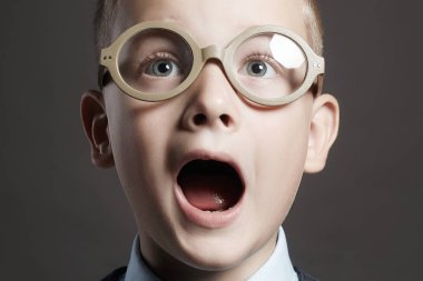 glasses.funny yüz buruşturma çocuk çocuk çığlık